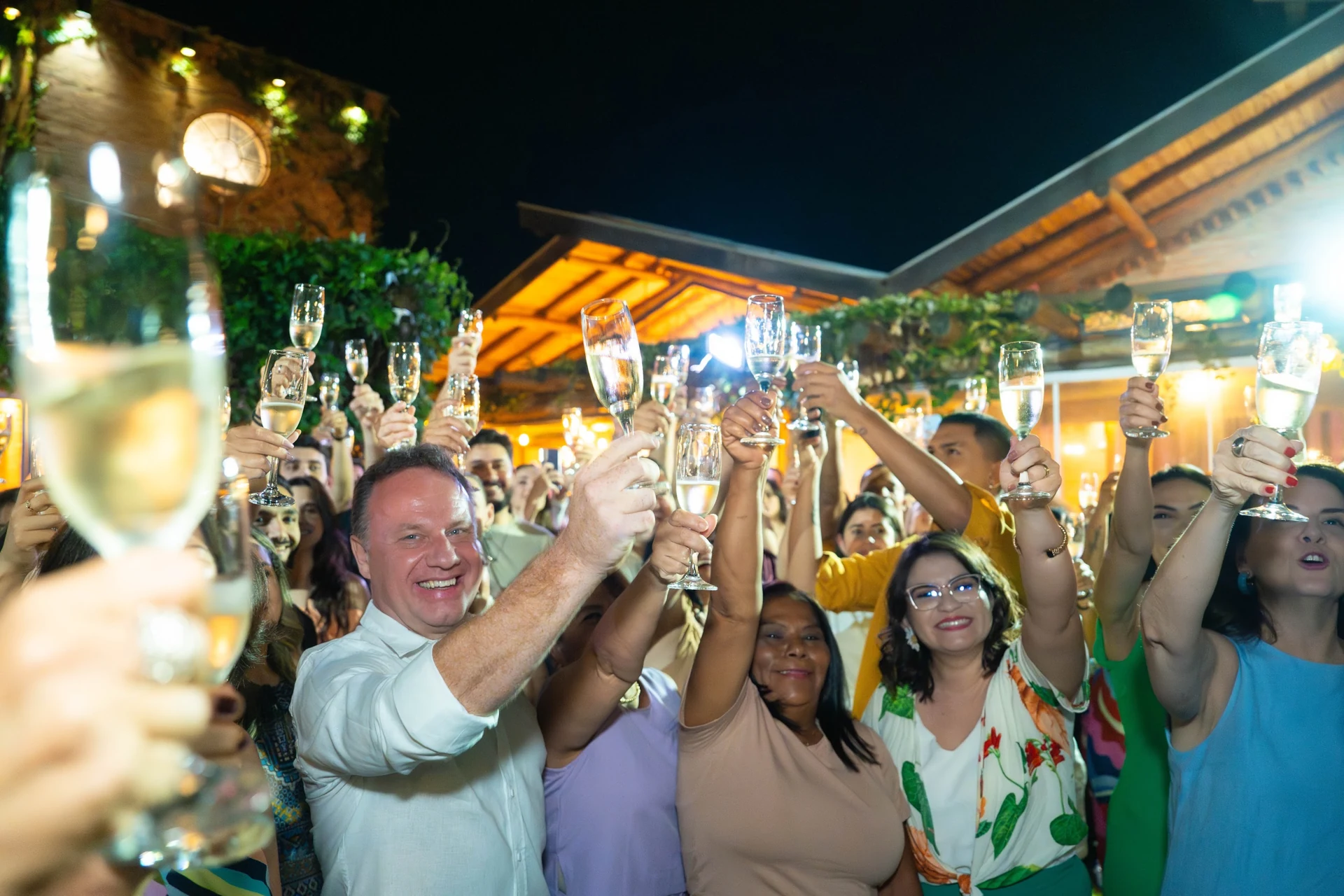 Um brinde entre pessoas reunidas à noite