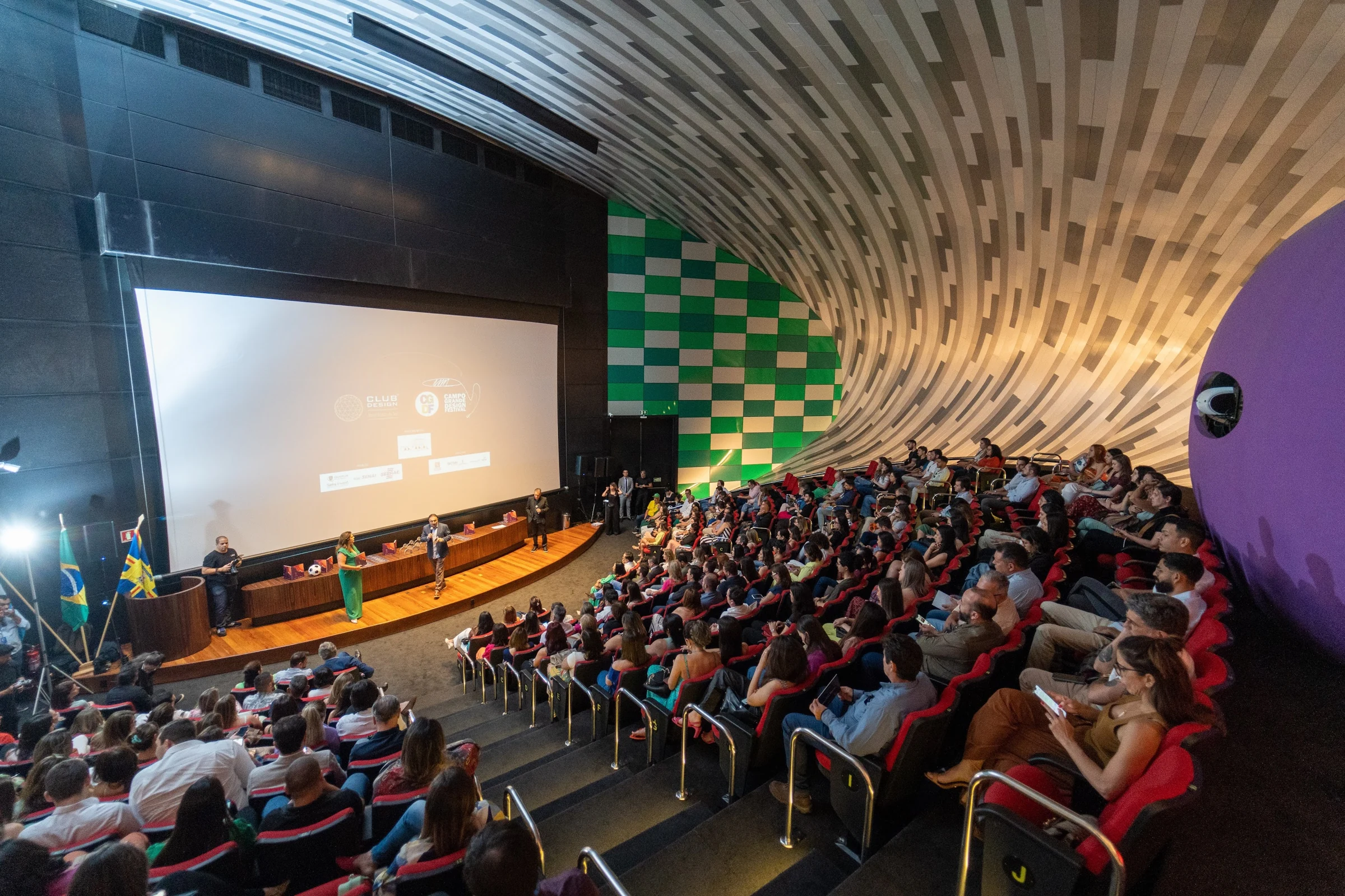 Luz e arquitetura envolvendo um auditório cheio